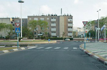 תמונה לשאלת תיאוריה: השלם: בהתקרבך למעבר חצייה להולכי רגל: