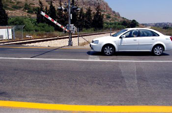 תמונה לשאלת תיאוריה: אתה מתקרב למפגש מסילת ברזל, ולפני שהגעת למפגש ניתן אות אזהרה. מה חובתך?