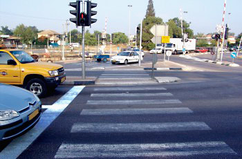 תמונה לשאלת תיאוריה: כיצד יש להתייחס למעבר חצייה המחולק על ידי שטח הפרדה?