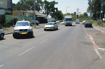 תמונה לשאלת תיאוריה: האם מותר לעצור בדרך עירונית, להעמיד ולהחנות רכב על הכביש או על שולי הדרך?