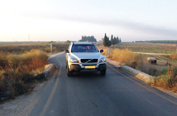 תמונה לשאלת תיאוריה: מתי מותר להעמיד רכב על גשר או בתוך מנהרה?