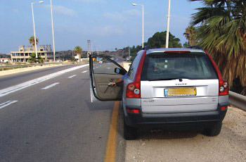 תמונה לשאלת תיאוריה: האם מותר לנהוג ברכב כשאחת הדלתות פתוחה?