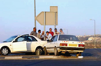 תמונה לשאלת תיאוריה: כיצד חייב לנהוג נוהג ברכב העובר במקום שאירעה בו תאונת דרכים שיש בה נפגעים?