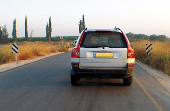 תמונה לשאלת תיאוריה: מהו היתרון בנהיגה בימין הכביש?