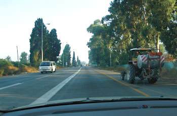 תמונה לשאלת תיאוריה: היכן ינועו כלי רכב בדרך המחולקת על ידי קו הפרדה רצוף?