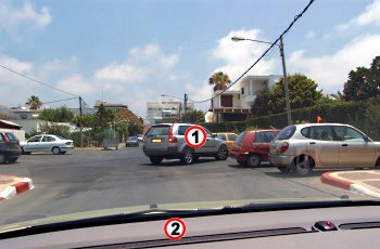 תמונה לשאלת תיאוריה: הרכב הכסוף (1) יוצא מחנייה בנסיעה אחורנית. כיצד תגיב?