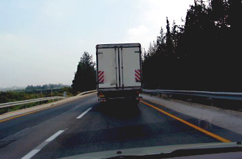 תמונה לשאלת תיאוריה: כיצד ישפיע הרווח בין כלי הרכב על תהליך העקיפה?