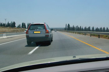 תמונה לשאלת תיאוריה: בראותך כי הרכב הכסוף העוקף מתכוון לסטות לנתיב הימני: