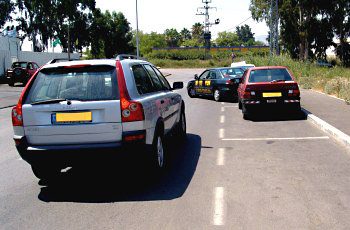 תמונה לשאלת תיאוריה: כיצד על נהג הרכב הכסוף לנהוג על פי התמונה?