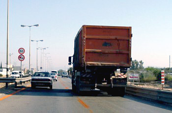 תמונה לשאלת תיאוריה: כיצד תנהג במצב שבו המשאית שבתמונה נכנסת אל נתיב נסיעתך?