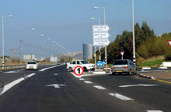 תמונה לשאלת תיאוריה: הרכב הבא (1) מולך החל לפנות שמאלה. כיצד תגיב?