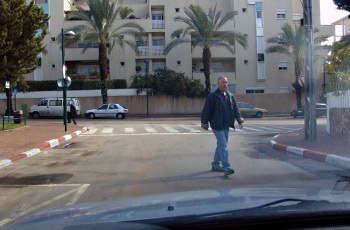 תמונה לשאלת תיאוריה: כיצד תנהג בהתאם לתמונה?