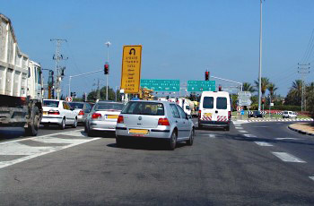 תמונה לשאלת תיאוריה: איזו עבירה בוצעה לפי התמונה שלפניך, בהנחה שכלי הרכב תקינים?