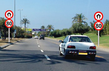 תמונה לשאלת תיאוריה: מה המהירות המרבית (בקמ"ש) המותרת לרכב פרטי בקטע הדרך שלפניך?