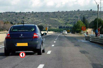 תמונה לשאלת תיאוריה: מה אינו נכון בהתנהגותו של נהג הרכב הכחול (1)?