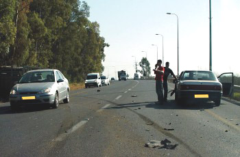 תמונה לשאלת תיאוריה: כיצד תנהג בהתקרבך למקום כמתואר בתמונה?