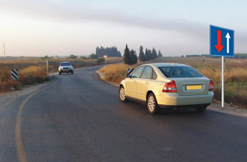 תמונה לשאלת תיאוריה: איזה רכב חייב לתת זכות קדימה, בהתאם לתמרור?
