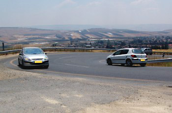 תמונה לשאלת תיאוריה: האם מיקומם של כלי הרכב בתוך העקומה החדה נכון?